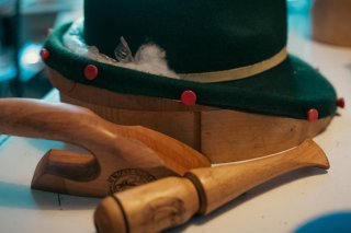 Chapeau sur son moule et ses outils de lissage et maintien
